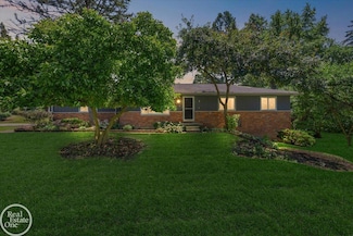 3910 Lake Oakland Shores Dr, Waterford, MI 48329