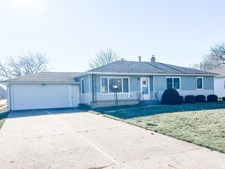 407 W Le Claire Rd, Eldridge, IA 52748