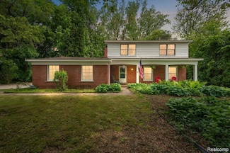 335 Douglas Dr, Bloomfield Hills, MI 48304