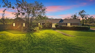 134 Creekwood Dr, Freeport, TX 77541