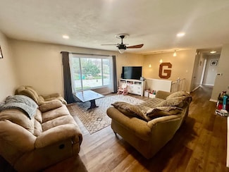 818 E 10th St, Chadron, NE 69337