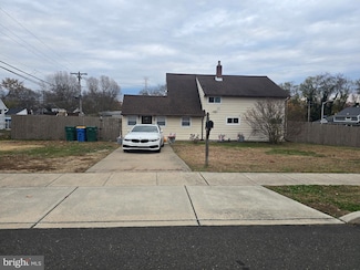 2 Red Maple Ln, Levittown, PA 19055