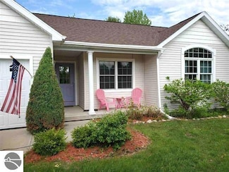 07155 Applewood Dr, Charlevoix, MI 49720