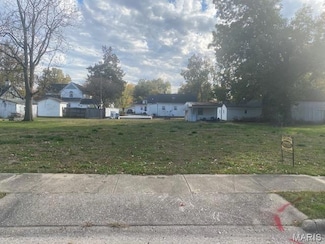 536 W Maple St, Nashville, IL 62263