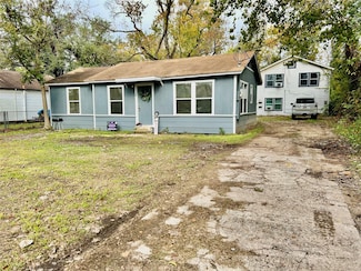 124 W Bernard St, Clute, TX 77531