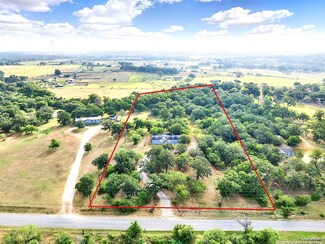 1382 County Road 425, Stockdale, TX 78160