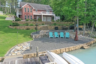 816 Eagles Harbor Dr, Hodges, SC 29653