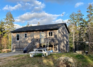 8 Berry Ln, Vinalhaven, ME 04863