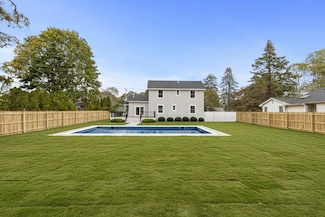 3A Suffolk Rd, Hampton Bays, NY 11946