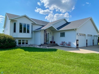 1506 Woodridge Ln, West Fargo, ND 58078