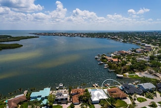 2096 Tanglewood Way NE, St. Petersburg, FL 33702