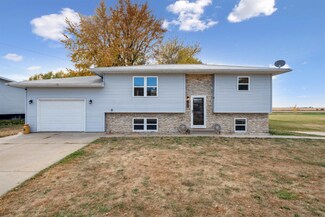 706 W 1st Ave, Farley, IA 52046