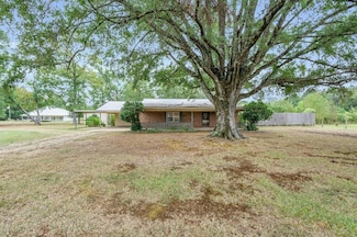 1664 Wolfe Rd, Columbus, MS 39705