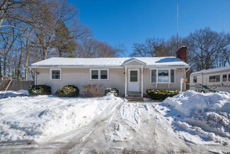 40 Cove Dr, Derry, NH 03038
