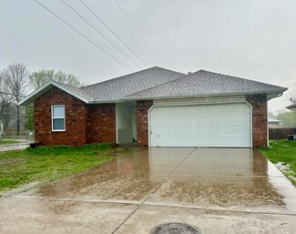 1005 N Hutchinson Ave, Springfield, MO 65803