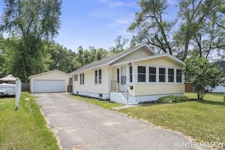 515 W Montcalm St, Greenville, MI 48838