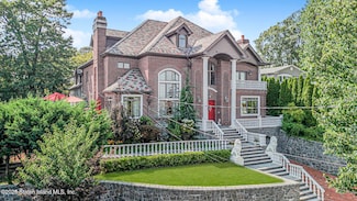 34 Claire Ct, Staten Island, NY 10301