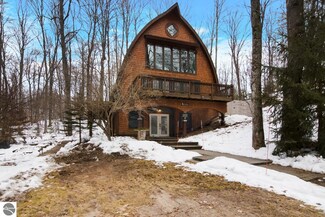 1005 Maromir Ct, Bellaire, MI 49615