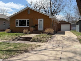 207 S 13th St, Clear Lake, IA 50428