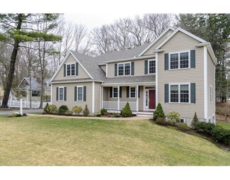 78 Hunnewell St, Wellesley Hills, MA 02481