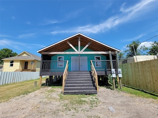 715 11th St, Dickinson, TX 77539