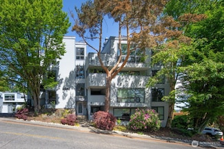 2500 W Manor Place Unit 216, Seattle, WA 98199
