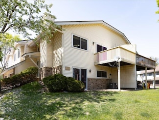 1042 Aston Cir, Burnsville, MN 55337