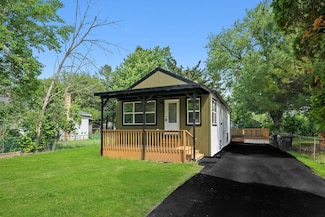 114 Maple St, McHenry, IL 60051