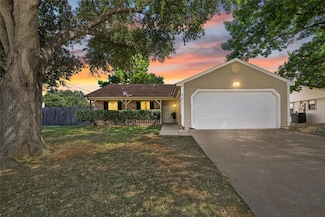 101 Clove Ln, Euless, TX 76039