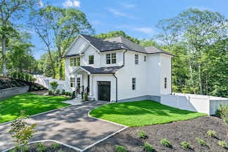 30 Middleville Rd, Northport, NY 11768