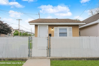 566 Hunter Ave, Staten Island, NY 10306