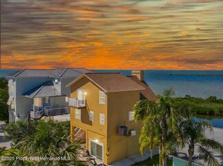 6633 Driftwood Dr, Hudson, FL 34667