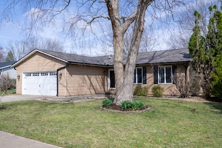 1004 S Fawn Dr, Mahomet, IL 61853