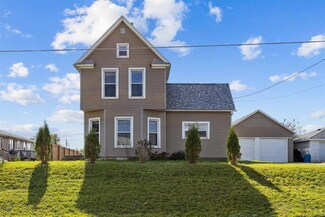 908 W 3rd St, Vinton, IA 52349