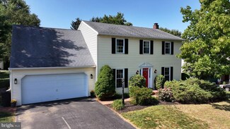 2 Foxbury Dr, Elizabethtown, PA 17022