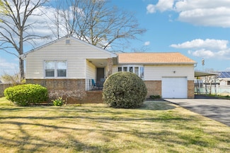 622 14th St, West Babylon, NY 11704