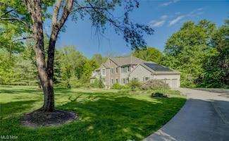 9525 Nighthawk Dr, Chagrin Falls, OH 44023