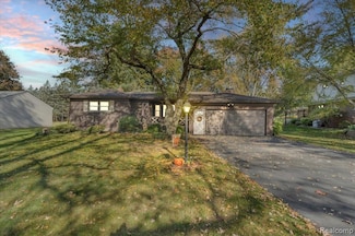 5093 Helene Ave, Shelby Township, MI 48316