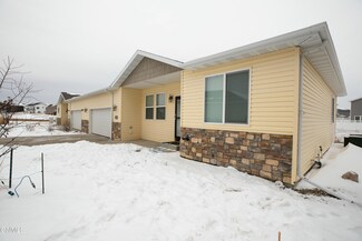 825 Canada Ave, Bismarck, ND 58503