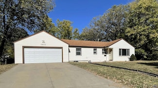 2502 SW Shunga Dr, Topeka, KS 66611