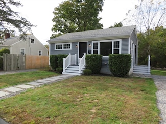 29 Davis St, South Dartmouth, MA 02748