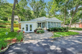 9727 N Blackhawk Dr, Edgerton, WI 53534