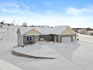 7396 Briar Ridge Dr, Traverse City, MI 49685