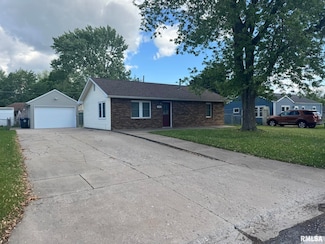 2015 Ridgeview Dr, Davenport, IA 52806