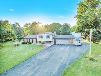233 Woodland Dr, Plano, IL 60545
