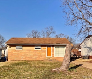 211 Perthshire Rd, Saint Louis, MO 63137