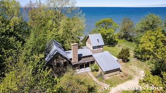 1484 71st St, Fennville, MI 49408