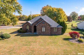 516 Country Club Dr, Pekin, IL 61554