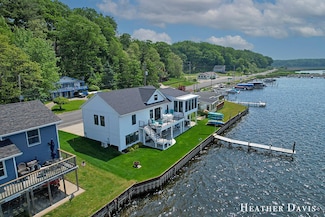 5245 W Monroe Rd, Pentwater, MI 49449
