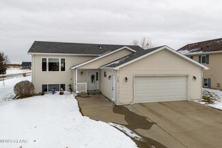 1405 Park Dr SE, East Grand Forks, MN 56721